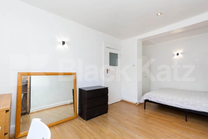 Located a stone throw from old Street station and close the trendy shoreditch City Road, Old Street - Shoreditch